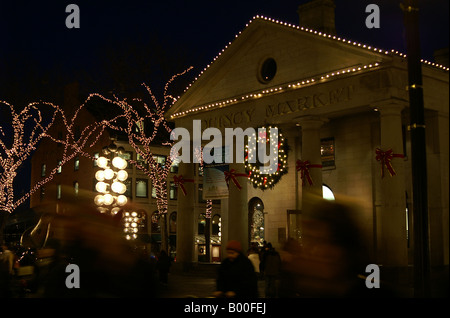 Weihnachtslichter auf historischen Fanueil Hall Marketplace Gebäude Stockfoto