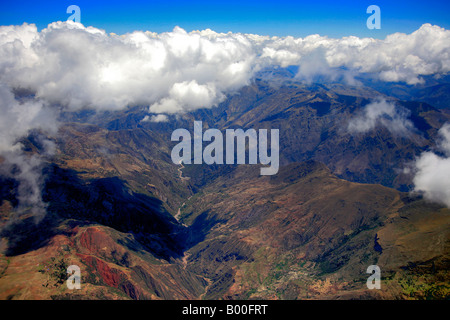 Stratocumulus Castellanus Wolken Blick vom Flugzeug in den peruanischen Anden zwischen Lima und Cusco Flughafen Süd-Amerika Stockfoto