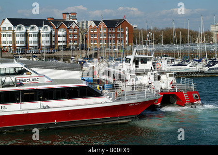 Red Jet Katamarane von Red Funnel Company an Stadt Kai Southampton betrieben Stockfoto