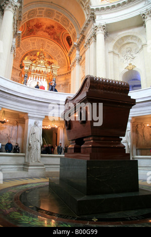 Das Grab von Napoleon Bonaparte in der Eglise du Dôme in Paris. Stockfoto