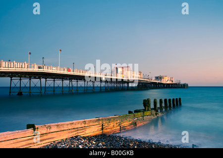 Worthing Pier, Worthing, West Sussex in der Nacht Stockfoto