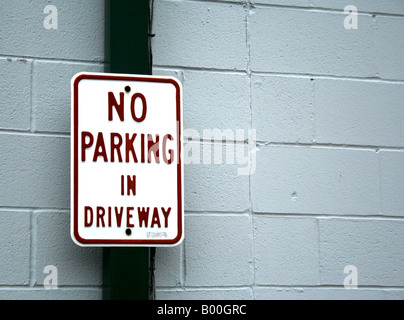 Kein Parkplatz Zeichen in Gasse. Stockfoto