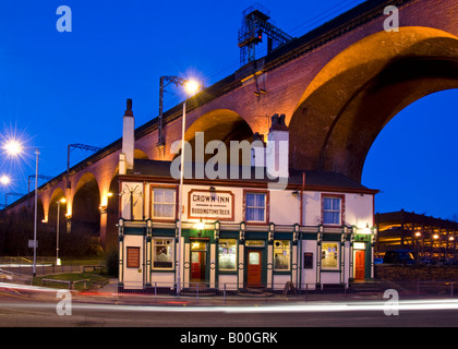 Das Crown Inn Public House unter Stockports Mersey Viadukt, Stockport, größere Manchester, England, Vereinigtes Königreich Stockfoto