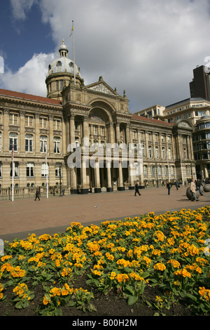 Stadt von Birmingham, England.  Frühling Blumen an Birmingham Victoria Square mit dem Rat-Haus im Hintergrund. Stockfoto