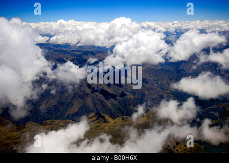 Stratocumulus Castellanus Wolken Blick vom Flugzeug in den peruanischen Anden zwischen Lima und Cusco Flughafen Süd-Amerika Stockfoto