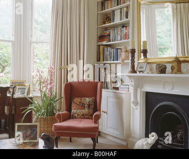 Kelim Kissen auf weißen Sofa in gelb Wohnzimmer in spanischen villa