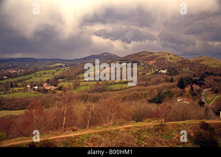 Blick nach Norden entlang der Malvern Hills aus Herefordshire Beacon und britischen Lager in Eisenzeit Erdarbeiten Stockfoto