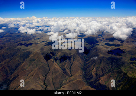 Stratocumulus Castellanus Wolken Blick vom Flugzeug in den peruanischen Anden zwischen Lima und Cusco Flughafen Süd-Amerika Stockfoto