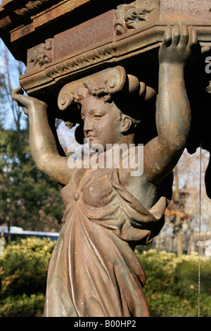 griechische Statue Frau Trinkwasserbrunnen im Park in Toulouse Stockfoto