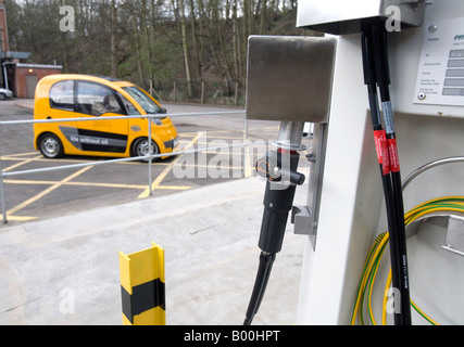 Eine Wasserstoff-Brennstoffzelle angetrieben motor Auto fährt vorbei an einem Wasserstoffgas Verzicht auf Pumpe, Birmingham, England, UK. Stockfoto