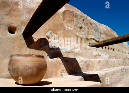 Clay Pot und Adobe Wände am Tumacacori National State Historic Park in Arizona Stockfoto