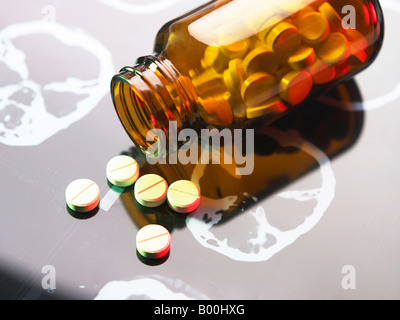 Bild von Tabletten aus einer offenen Flasche Stockfoto