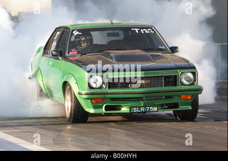 klassischen australischen Holden Torana durchführen einen Burnout auf dem Drag strip Stockfoto