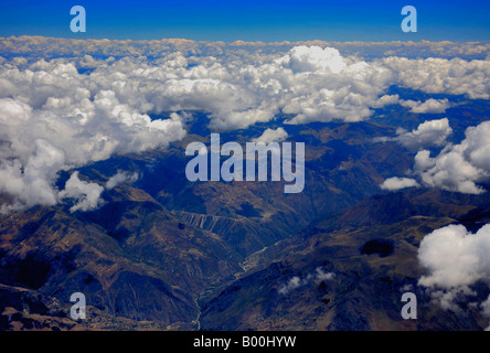 Stratocumulus Castellanus Wolken Blick vom Flugzeug in den peruanischen Anden zwischen Lima und Cusco Flughafen Süd-Amerika Stockfoto