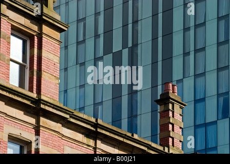 Gemischte Architektur als das moderne Hilton Hotel überragt die alten Deansgate Gebäude, Manchester Stockfoto