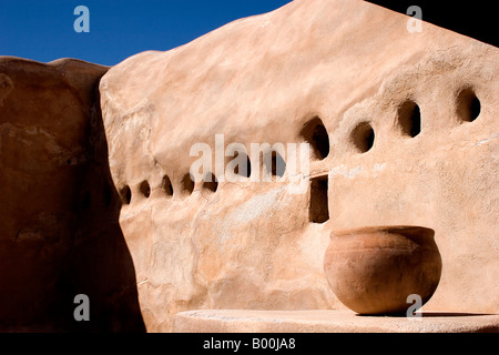 Topf und Adobe Lehmwänden Tumacacori Mission in Arizona Stockfoto