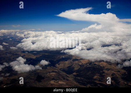 Kinuta Gewitterwolken über der peruanischen Anden Südamerikas aus dem Flugzeug gesehen Stockfoto