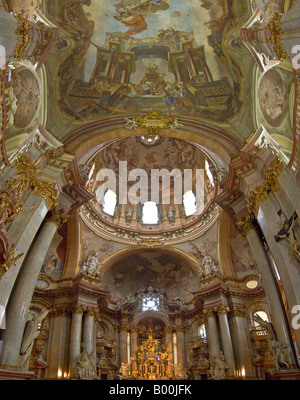 3 Bild Panorama Stitch Innenansicht der St. Nikolaus-Kathedrale (Ring Sv. Mikulase) in Prag (Kleinseite). Stockfoto