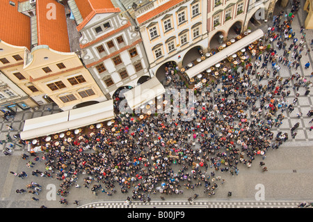Menschenmengen versammeln, um die berühmten stündliche Show der Apostelfiguren auf die mittelalterliche astronomische Uhr auf dem Altstädter Ring. Stockfoto