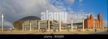 3 Bild Stich Panorama das Wales Millennium Centre, Roald Dahl Plass und das Pierhead Building in Cardiff Bay. Stockfoto