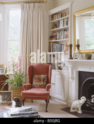 Kelim Kissen auf weißen Sofa in gelb Wohnzimmer in spanischen villa