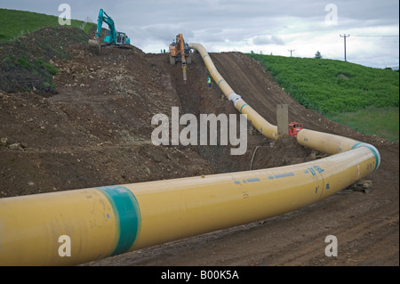 Eine große Durchmesser Getriebe Stahl Gasleitung muss sorgfältig gestaltet werden, um die Konturen der hügeligen Landschaft passen. Stockfoto