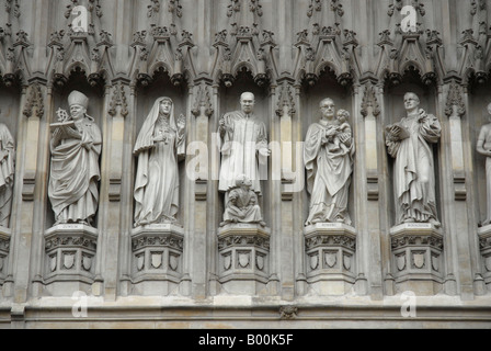 Statuen der "Märtyrer des 20. Jahrhunderts" in der Westminster Abbey in London England Stockfoto