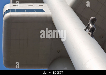 Eine Nahaufnahme eines David Černý krabbelnden Babys auf die Žižkov Fernsehturm in Prag. Stockfoto