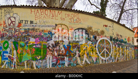 Eine 2 Bild Panorama Masche der Lennon-Mauer der Graffiti in Prag. Stockfoto