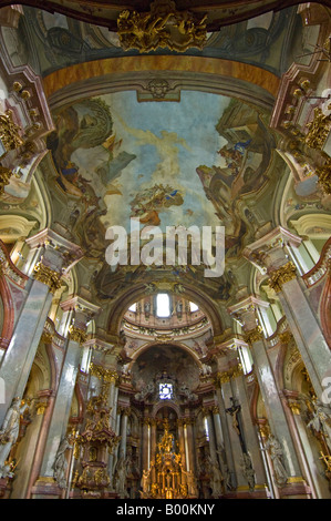 Eine Innenansicht der St. Nikolaus-Kathedrale (Ring Sv. Mikulase) in Prag (Kleinseite). Stockfoto