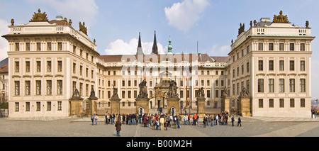 Eine 2 Bild Panorama Masche des Haupteingangs zur Pragerburg mit Touristen beobachten, die "Wachablösung". Stockfoto