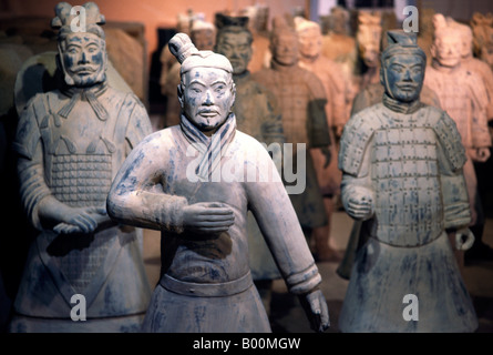 Terrakotta-Krieger von Qin Shi Huang, der erste Kaiser von China, auf dem Display an der Moorweide in der deutschen Stadt Hamburg. Stockfoto