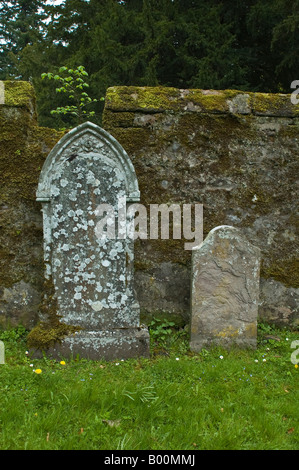 Alte Grabsteine auf dem Friedhof in der Nähe von Scone Palace, Schottland. Stockfoto