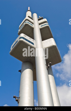 Eine Nahaufnahme des oberen Abschnitts der Žižkov Fernsehturm in Prag. Stockfoto