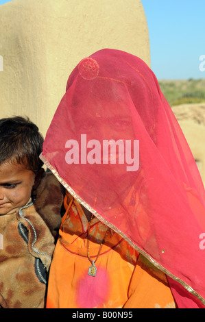 Eine Rajasthani-Frau in ihre traditionelle Kleidung, einschließlich des bunten Schleiers gekleidet. Stockfoto