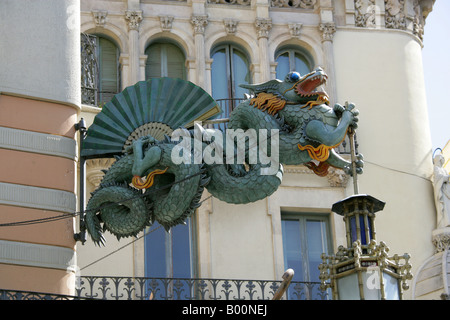 Lampenhalter Drachenstatue auf Bruno Quadras Gebäude, Casa Quadros, La Rambla, Barcelona, Spanien Stockfoto