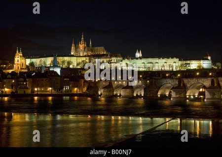 Eine Nachtansicht des Sankt-Veits Dom befindet sich auf dem Gelände der Prager Burg und der Karlsbrücke im Vordergrund. Stockfoto