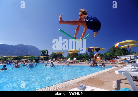 Ein Aerobic-Instruktorin springt spontan in die Luft während einer Sitzung in Griechenland Europa Stockfoto