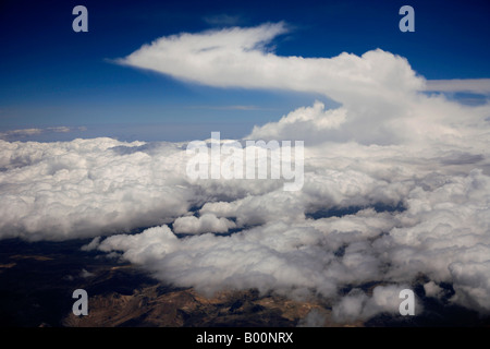 Kinuta Gewitterwolken über der peruanischen Anden Südamerikas aus dem Flugzeug gesehen Stockfoto