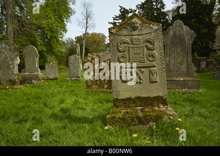 Alte Grabsteine auf dem Friedhof in der Nähe von Scone Palace, Schottland. Stockfoto