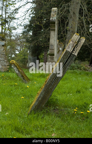 Alte Grabsteine auf dem Friedhof in der Nähe von Scone Palace, Schottland. Stockfoto