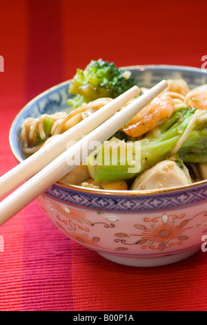 Gebratene Nudeln mit Garnelen und Gemüse Stockfoto