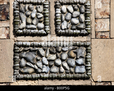 WAL-KNOCHEN IN WAND, DETAIL DER AUßENWAND AN FISCHBEIN COTTAGE CLEY NORTH NORFOLK Stockfoto