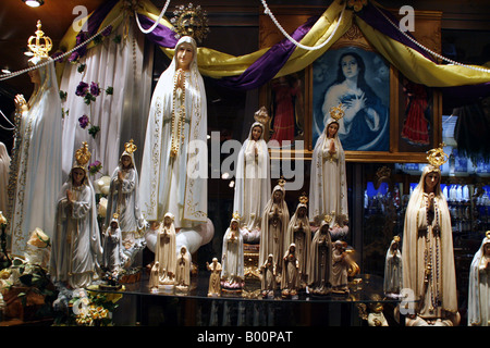 Statuen der Jungfrau Maria in Fatima, Portugal zu verkaufen Stockfoto