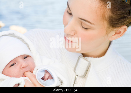 Junge Mutter 22 Jahre mit sechs Wochen alte Tochter im freien Stockfoto