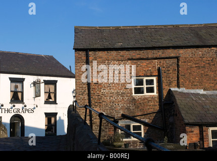 Der Trauben-Kneipe im Croston in Lancashire von der alten Lastesel-Brücke über den Fluss Yarrow Stockfoto