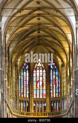 Innenansicht der St Vitus Cathedral zeigt die Latice Decke und wichtigsten Glasfenster auf dem Osten Kirchenschiff. Stockfoto