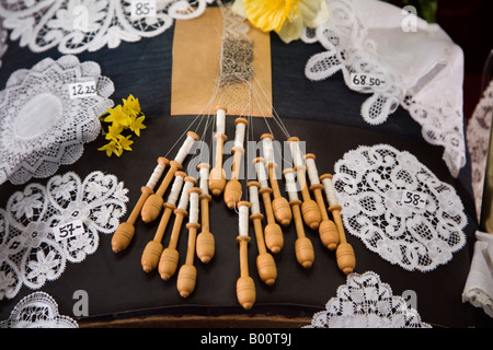 Anzeige von Spitze und Klöppeln in Schaufenster in Brüssel, Belgien Stockfoto