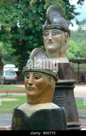 Keramikfiguren des brasilianischen Künstlers Francisco Brennand bei Oficina Brennand in Recife. Stockfoto