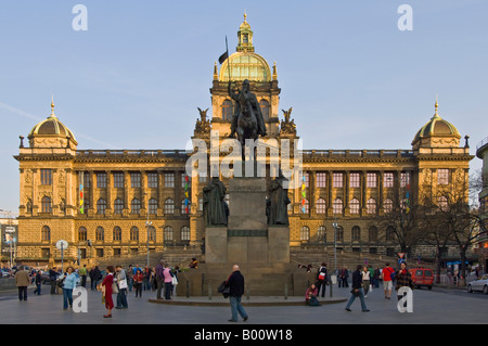 Die Wenzel Monument und Touristen vor dem Hauptgebäude des Nationalmuseums in Prag. Stockfoto